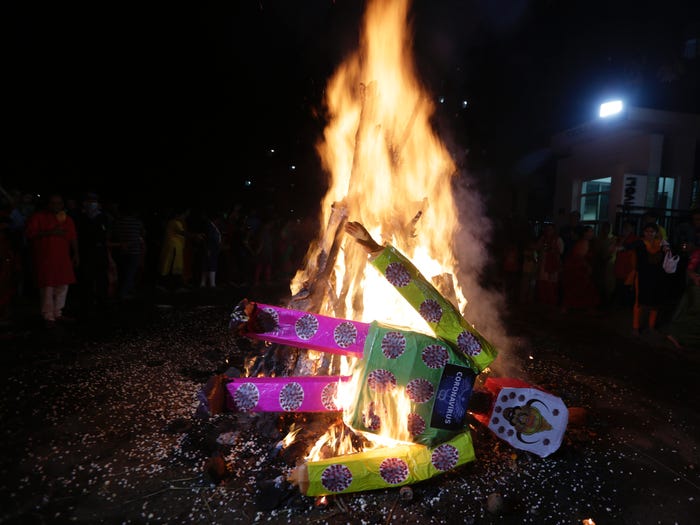 Кто чем может: в Индии во время фестиваля Холи сожгли «демона коронавируса» (ФОТО) 7