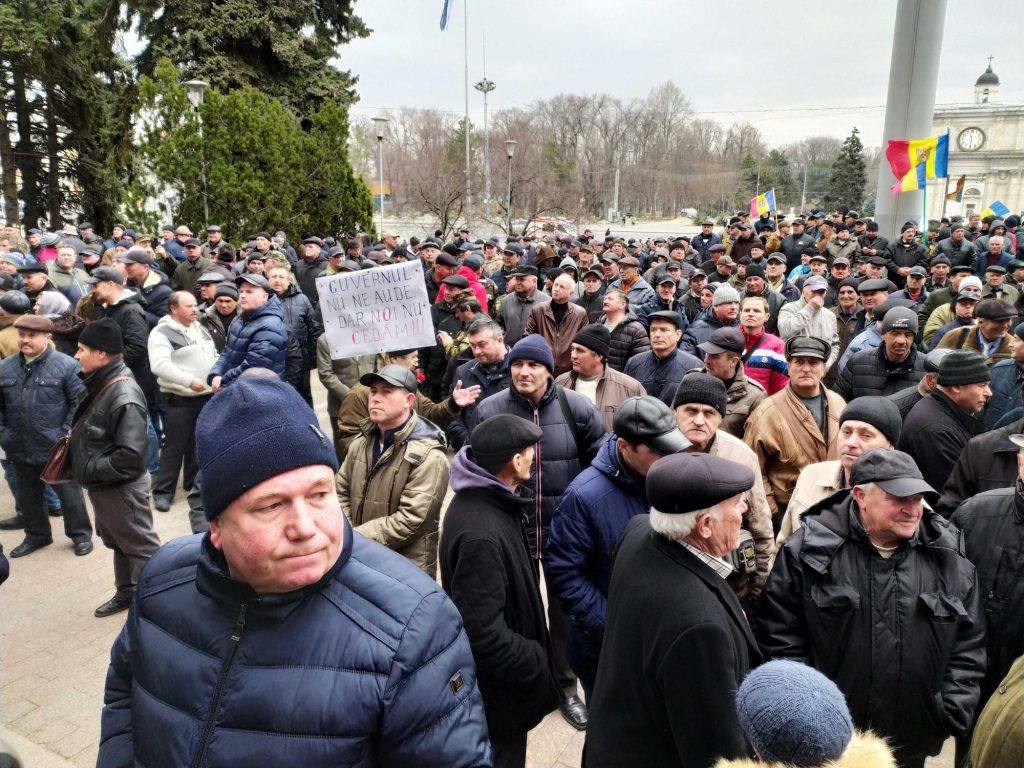 В Молдове ветераны войны в Приднестровье штурмуют здание правительства 1
