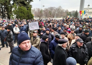 В Молдове ветераны войны в Приднестровье штурмуют здание правительства