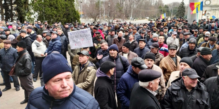 В Молдове ветераны войны в Приднестровье штурмуют здание правительства