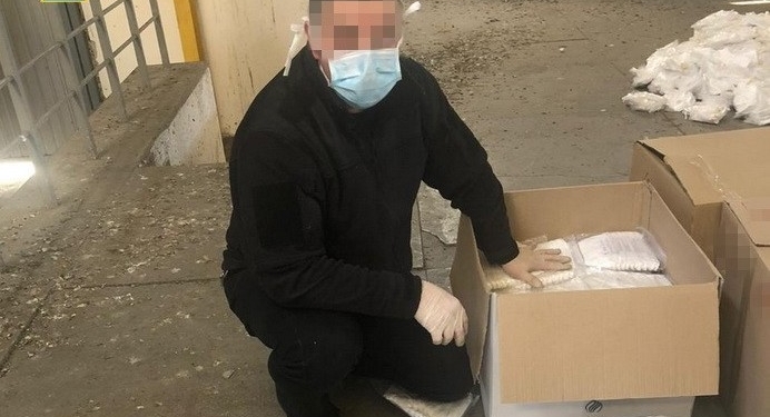 Вирус жадности. На границе снова задержали 80 тыс. респираторных масок – их пытались вывезти в ЕС (ФОТО)