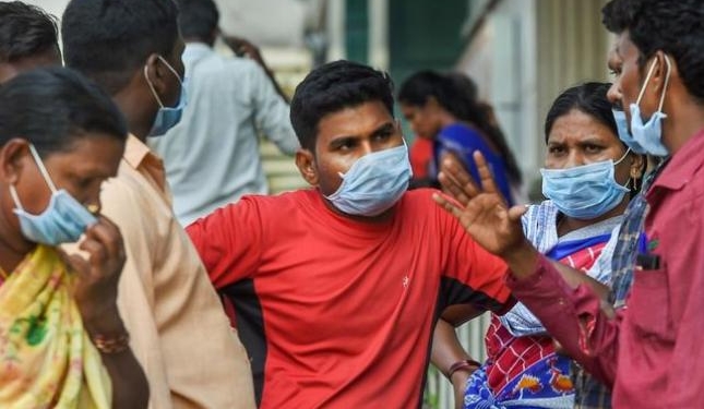 В Индии полиция опрыскала хлоркой 5 тысяч человек – для дезинфекции от коронавируса (ВИДЕО)