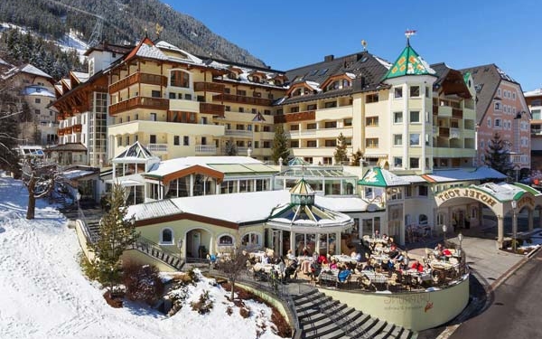 Сотни туристов собираются судиться с властями австрийского курорта-рассадника коронавирусу