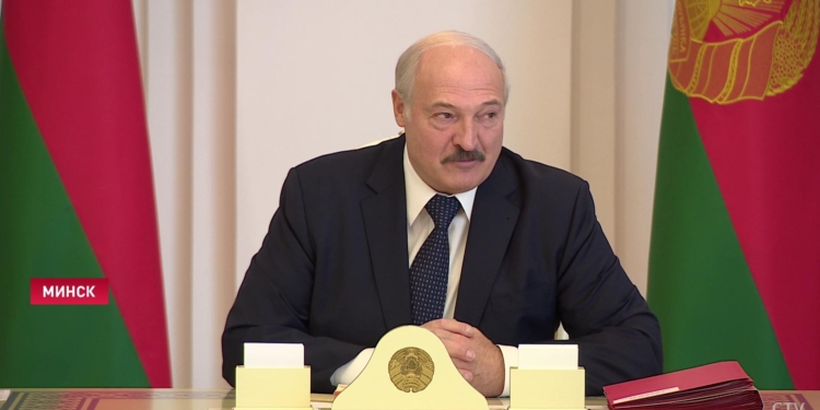 Водка, сауна, трактор и поле всех вылечат – Лукашенко дал “рецепт” борьбы с коронавирусом (ВИДЕО)