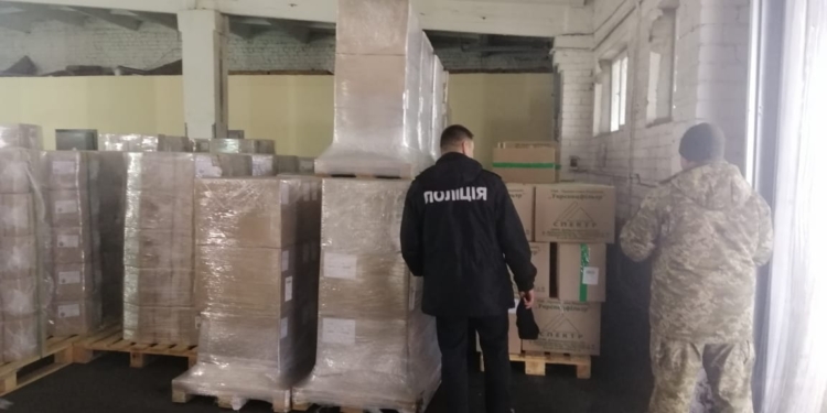 Еще тонну медицинских масок нашли в Борисполе – их хотели везти во Францию (ВИДЕО)