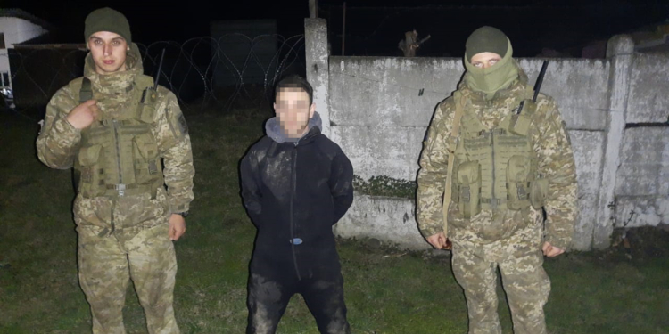 Пограничники задержали “водолаза”, который переправлял медицинские маски по реке в Румынию (ФОТО, ВИДЕО)