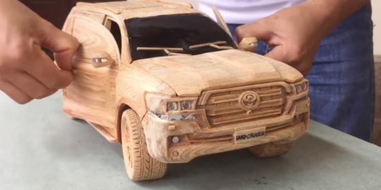 Вьетнамец сделал деревянный Toyota Land Cruiser 200. Точно такой же, только поменьше (ВИДЕО)