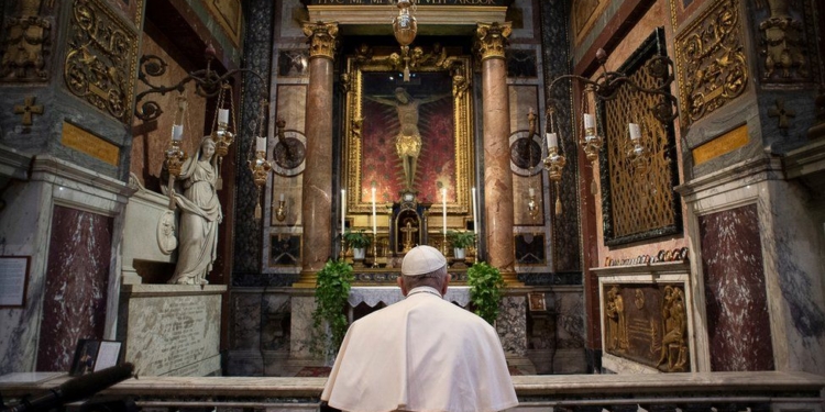 Беспрецедентный случай. Ватикан отпустил грехи всем, связанным с коронавирусом