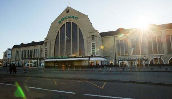 Таким киевский вокзал никто не видел: пусто, тихо, жутковато (ФОТО)