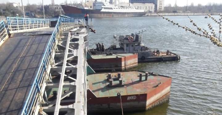В Николаеве приступили к работам по восстановлению пешеходного понтонного моста (ФОТО)