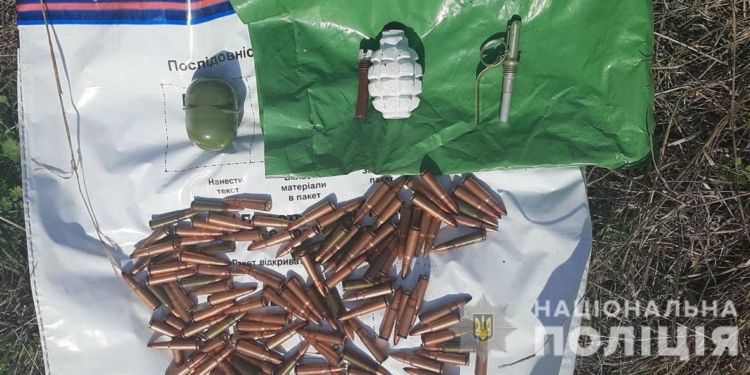 На Николаевщине мужчина нашел в лесополосе пакет с патронами, корпусами гранат и запалом (ФОТО)
