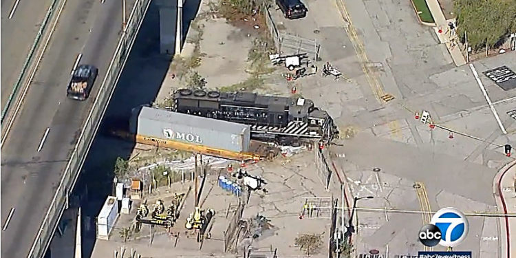 В США машинист поезда пытался протаранить своим составом плавучий госпиталь для больных коронавирусом (ВИДЕО)