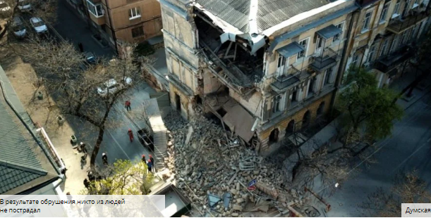 В центре Одессы обрушилось историческое здание - прохожие успели разбежаться (ВИДЕО) 1
