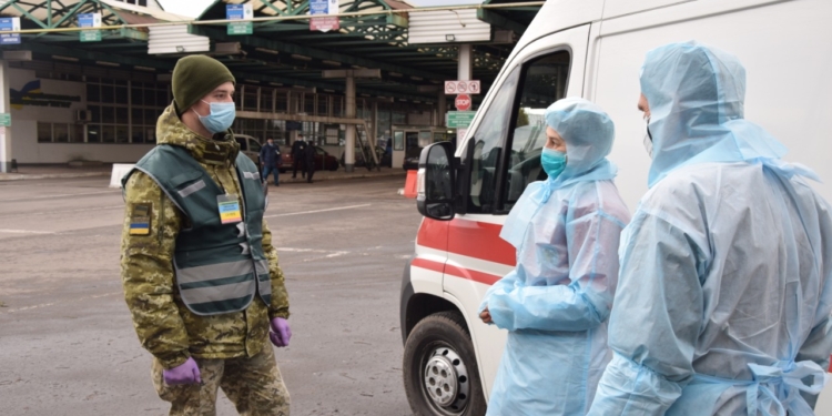 Трех украинцев, нарушивших сроки самоизоляции, пограничники завернули с границы