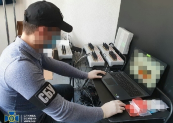 В Днепре разоблачили российскую «ботоферму», которая распространяла фейки о коронавирусе и призывала к перевороту (ФОТО, ВИДЕО)