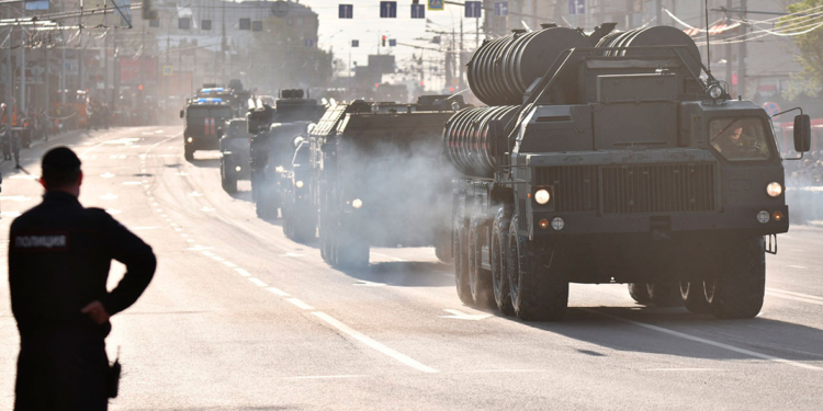 В Кремле рассматривают вариант переноса парада Победы на осень