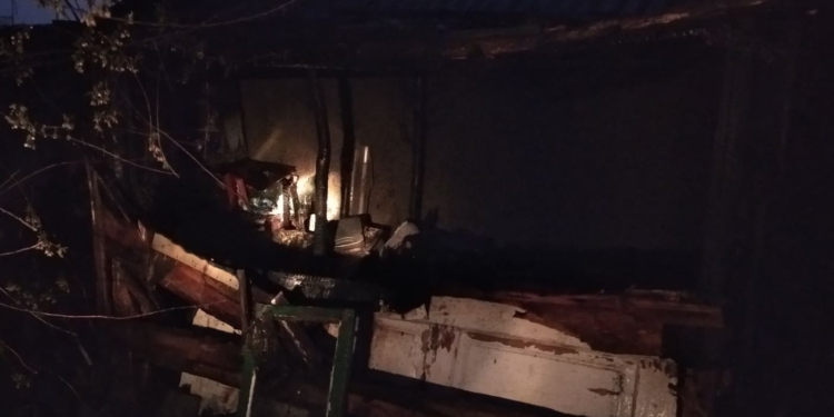 Из-за неосторожного обращения с огнем в Вознесенске сгорела хозпостройка