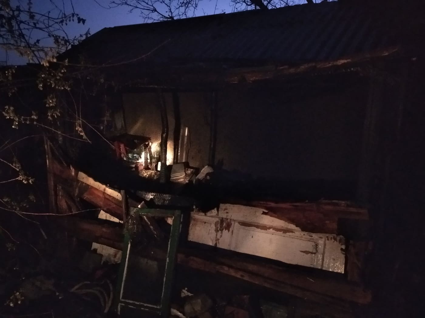 Из-за неосторожного обращения с огнем в Вознесенске сгорела хозпостройка