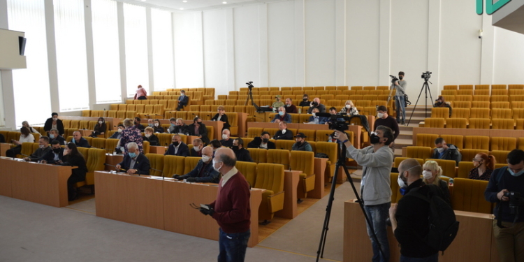 Стартовала сессия Николаевского облсовета: депутаты хотят пожаловаться Зеленскому на Стадника и попросить наложить вето на введение рынка земли