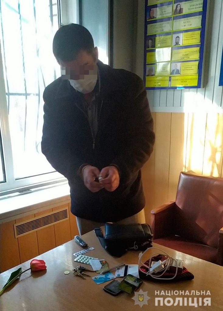 На Николаевщине мужчина угрожал полицейскому ножом за требование купить маску в аптеке (ФОТО) 1