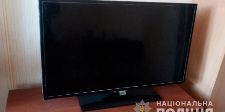 На Николаевщине добычей разбойника, забравшегося в дом, избившего и облившего неизвестной жидкостью женщину, стал плазменный телевизор (ФОТО)