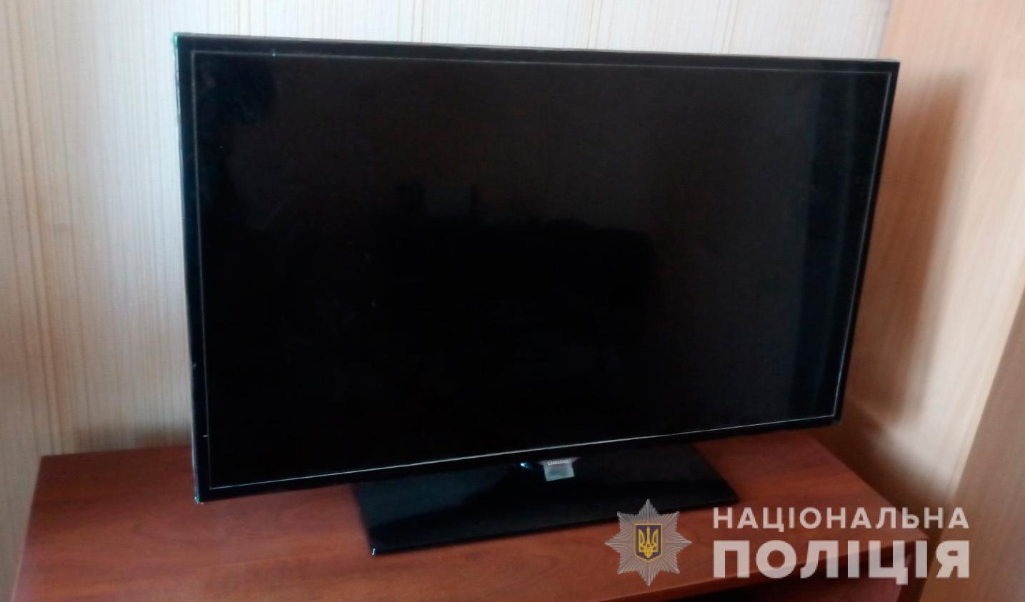 На Николаевщине добычей разбойника, забравшегося в дом, избившего и облившего неизвестной жидкостью женщину, стал плазменный телевизор (ФОТО)