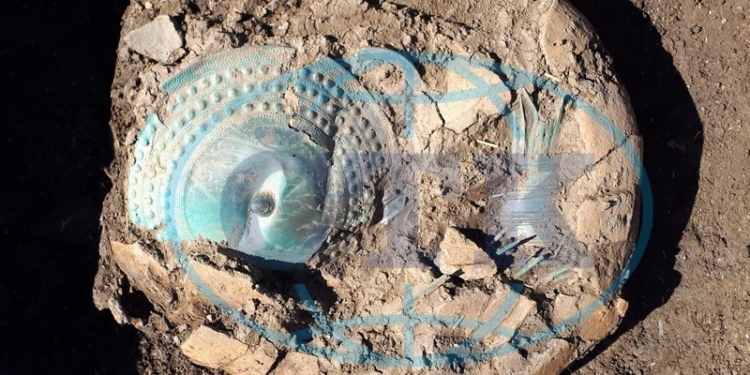 На востоке Чехии прямо на поле археологи нашли клад эпохи бронзового века (ФОТО)