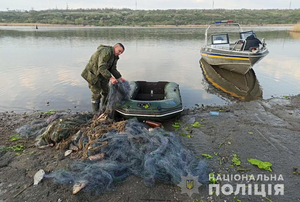 Николаевская водная полиция вытралила 1,5 км браконьерских сетей на Южном Буге (ВИДЕО) 1