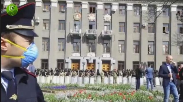 Митинг против карантина в российском Владикавказе: митингующие бросались камнями, для их усмирения вызвали ОМОН (ВИДЕО)