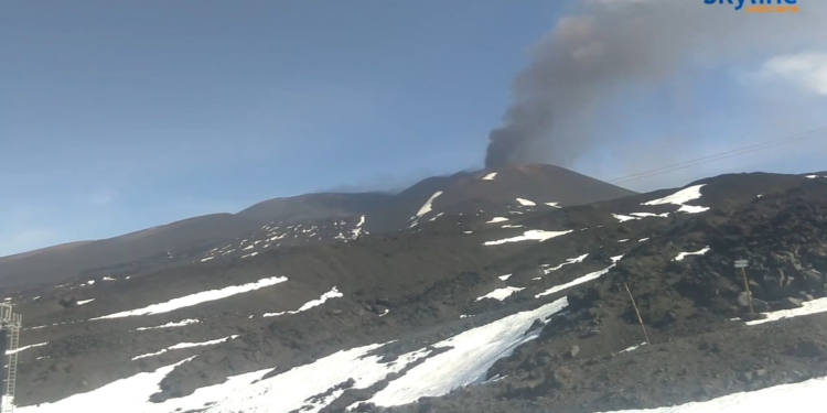 Будто коронавируса мало: на Сицилии проснулся вулкан Этна (ФОТО, ВИДЕО)