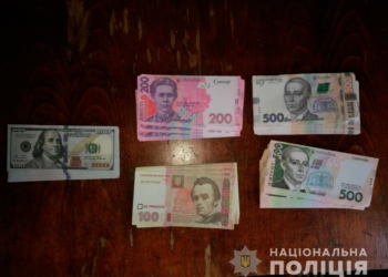 В Николаеве две псевдоработницы пенсионного фонда украли у старушки 38 тыс.грн. и $1,5 тыс. (ФОТО)