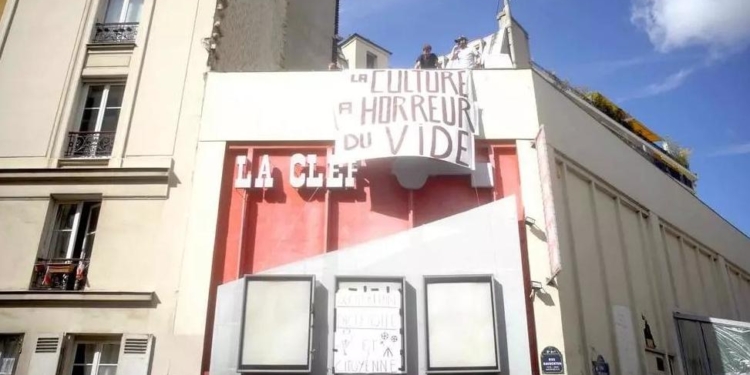 Чтобы не было так грустно: в Париже кинотеатр начал проецировать фильмы на стены домов