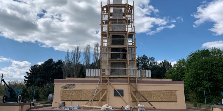 До 9 мая вряд ли успеют, но работы идут: на Николаевщине ремонтируют мемориальный комплекс в Ковалевке (ФОТО, ВИДЕО)