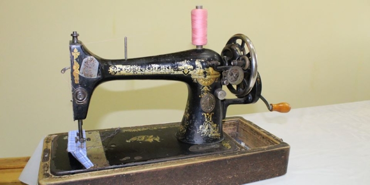 Логично: в Николаевском краеведческом музее маски для сотрудников шьют на столетней машинке (ФОТО)