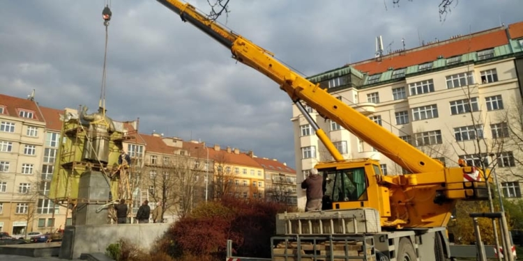 «Он был без маски»: в Праге демонтировали памятник советскому маршалу Коневу