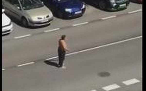 Не все выдерживают карантин: в Испании задержали полуголого мужчину с двумя мечами (ВИДЕО)