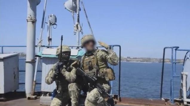 На абордаж! Очаковские «морские котики» показали захват судов в открытом море (ВИДЕО)