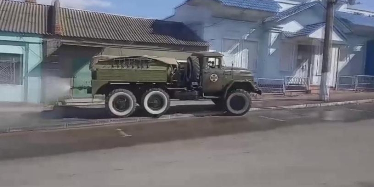 Спасатели Николаевщины показали, как дезинфицируют улицы в Первомайске (ВИДЕО)