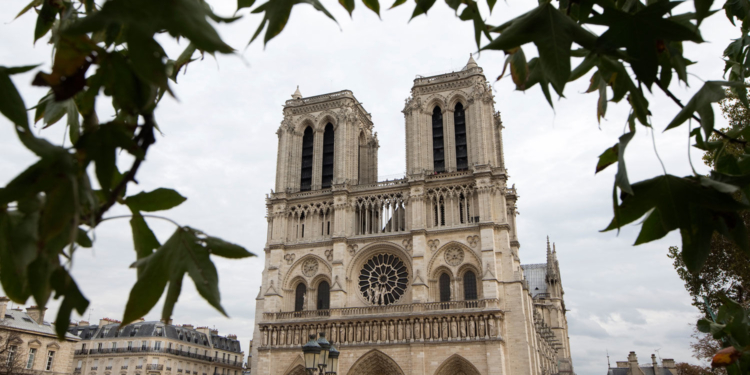В Нотр-Дам после пожара впервые проведут службу