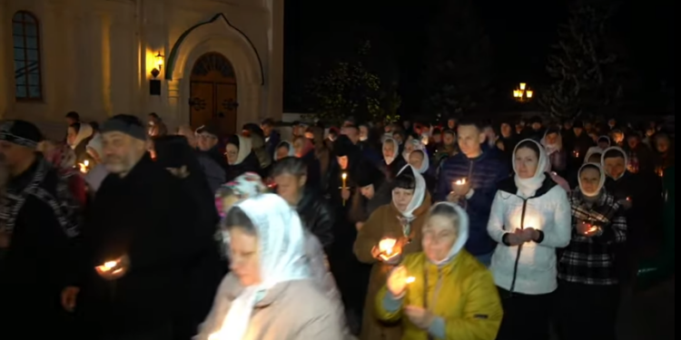 В Святогорской лавре провели литургию, игнорируя все правила карантина (ФОТО, ВИДЕО)