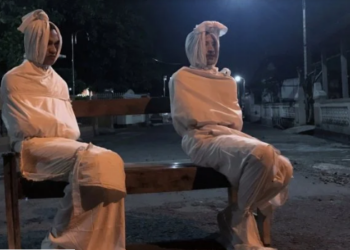 В Индонезии волонтеры работают привидениями, чтобы напуганные жители сидели дома в карантин