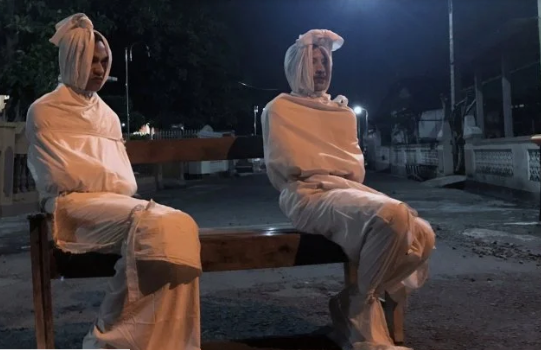 В Индонезии волонтеры работают привидениями, чтобы напуганные жители сидели дома в карантин