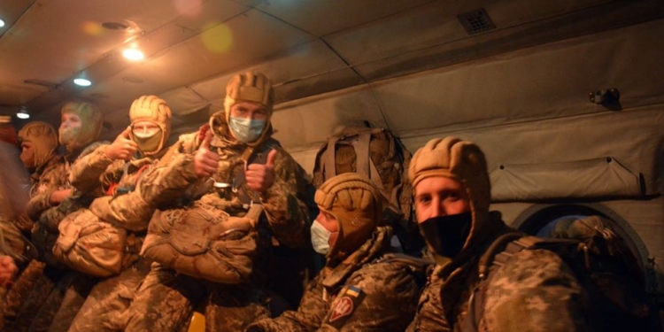 Неделя в воздухе: николаевские десантники выполняют программу парашютных прыжков (ФОТО)