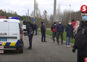Украинцы, которые вернулись из Европы через “Ягодин”, прямо на границе устроили протест против обсервации (ВИДЕО)