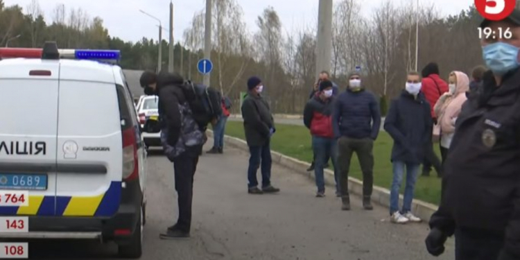 Украинцы, которые вернулись из Европы через “Ягодин”, прямо на границе устроили протест против обсервации (ВИДЕО)