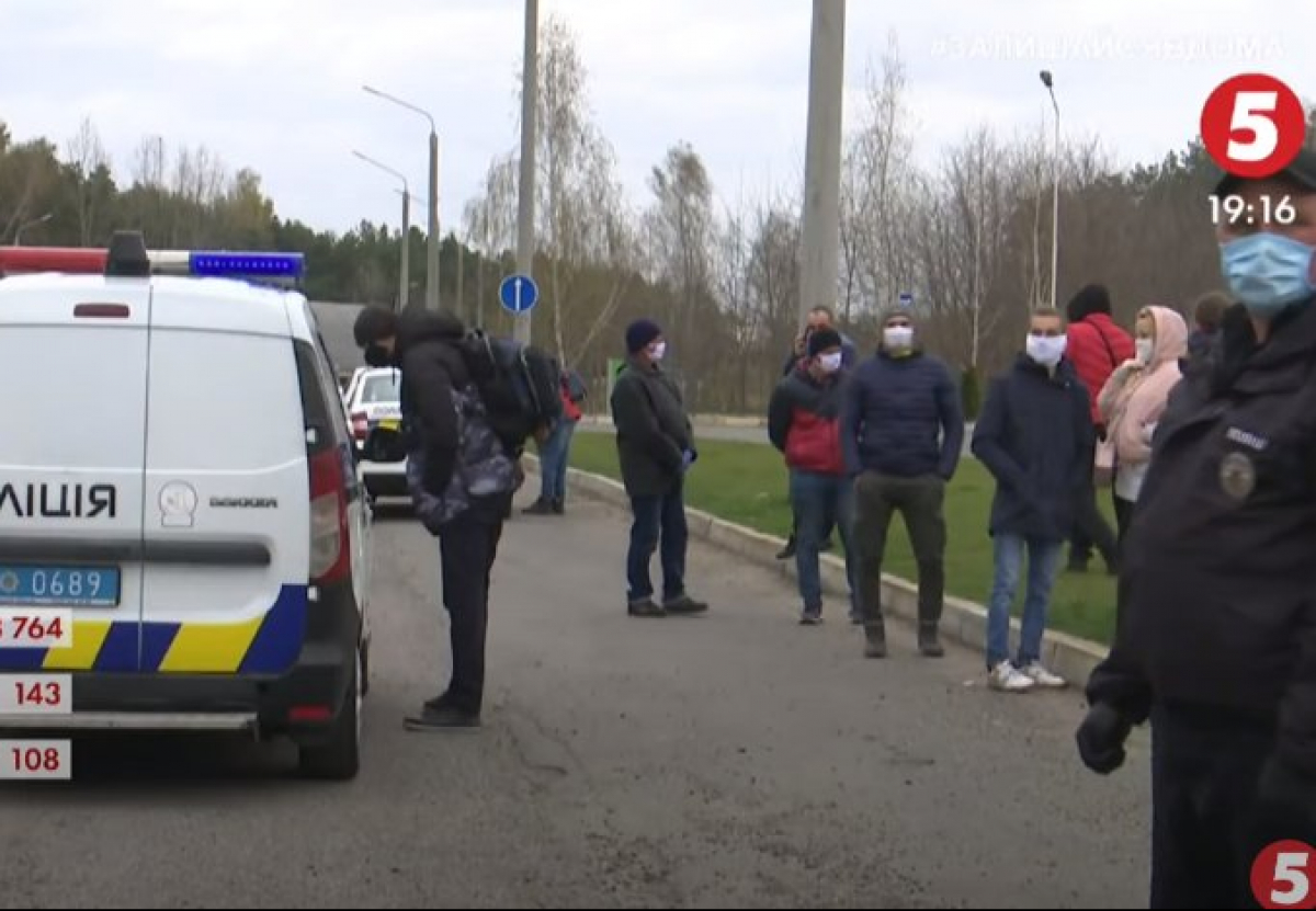 Украинцы, которые вернулись из Европы через “Ягодин”, прямо на границе устроили протест против обсервации (ВИДЕО)