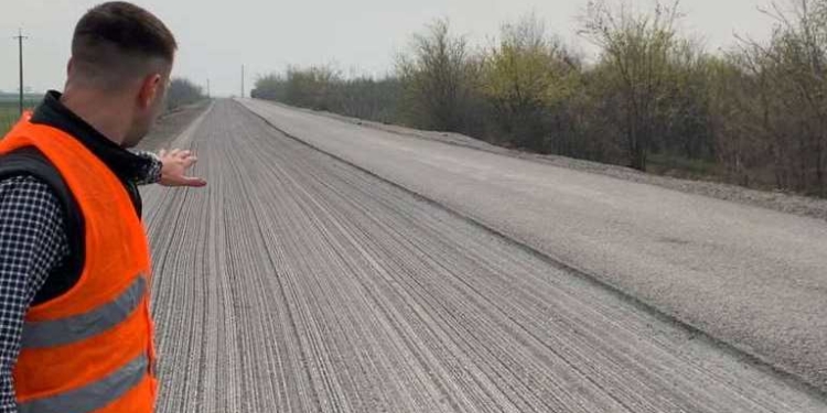 Подрядчик переделывает некачественное покрытие на автодороге Н-11 «Днепр-Николаев» – САД (ФОТО)