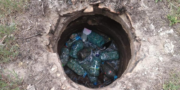 На Николаевщине сотни использованных шприцов “утилизировали” в колодце (ФОТО)