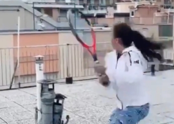 Итальянские теннисистки сыграли партию на крышах домов (ВИДЕО)