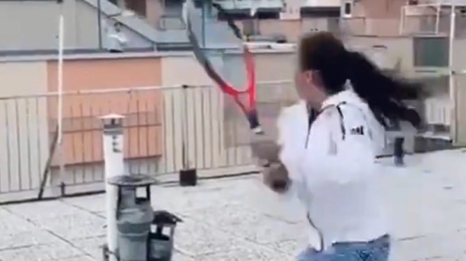 Итальянские теннисистки сыграли партию на крышах домов (ВИДЕО)